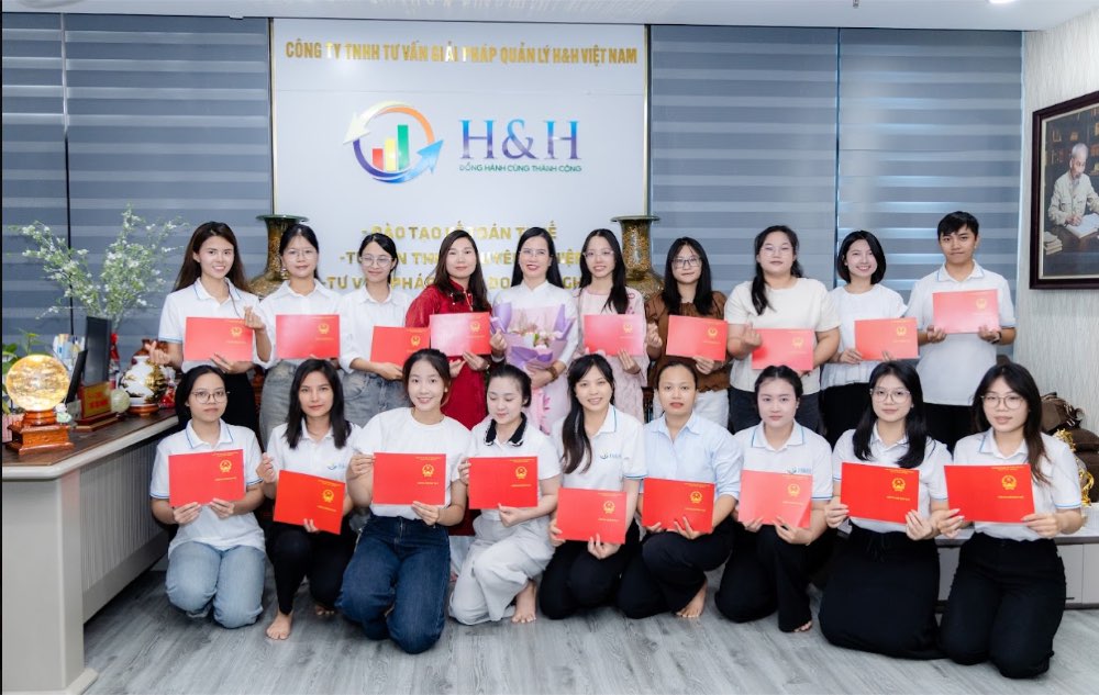 Học viên nhận chứng chỉ hoàn thành khóa học