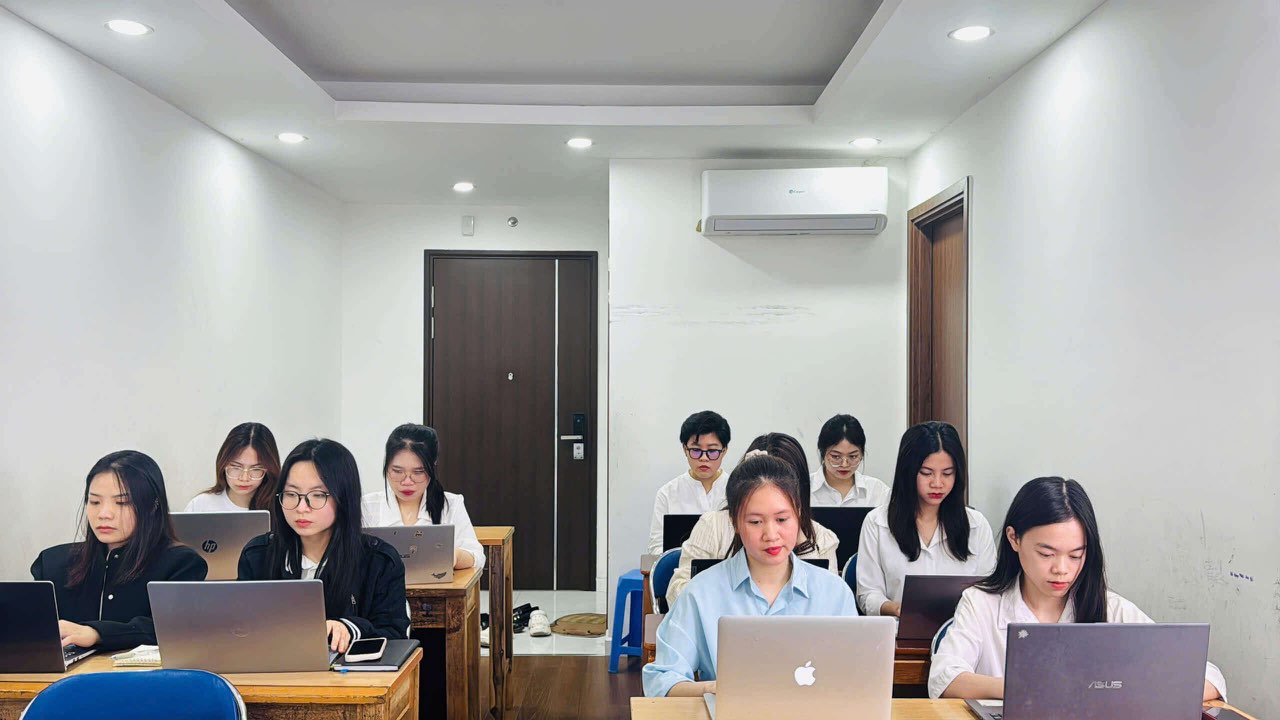 Học viên trong một buổi thực hành tại Kế toán H&H