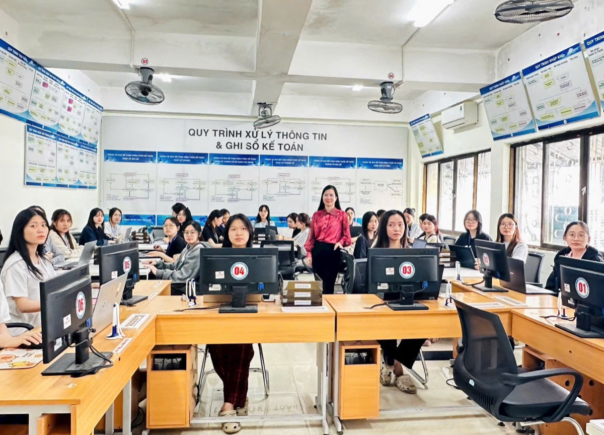 Lớp thực hành kế toán tại H&H, mỗi học viên một máy tính