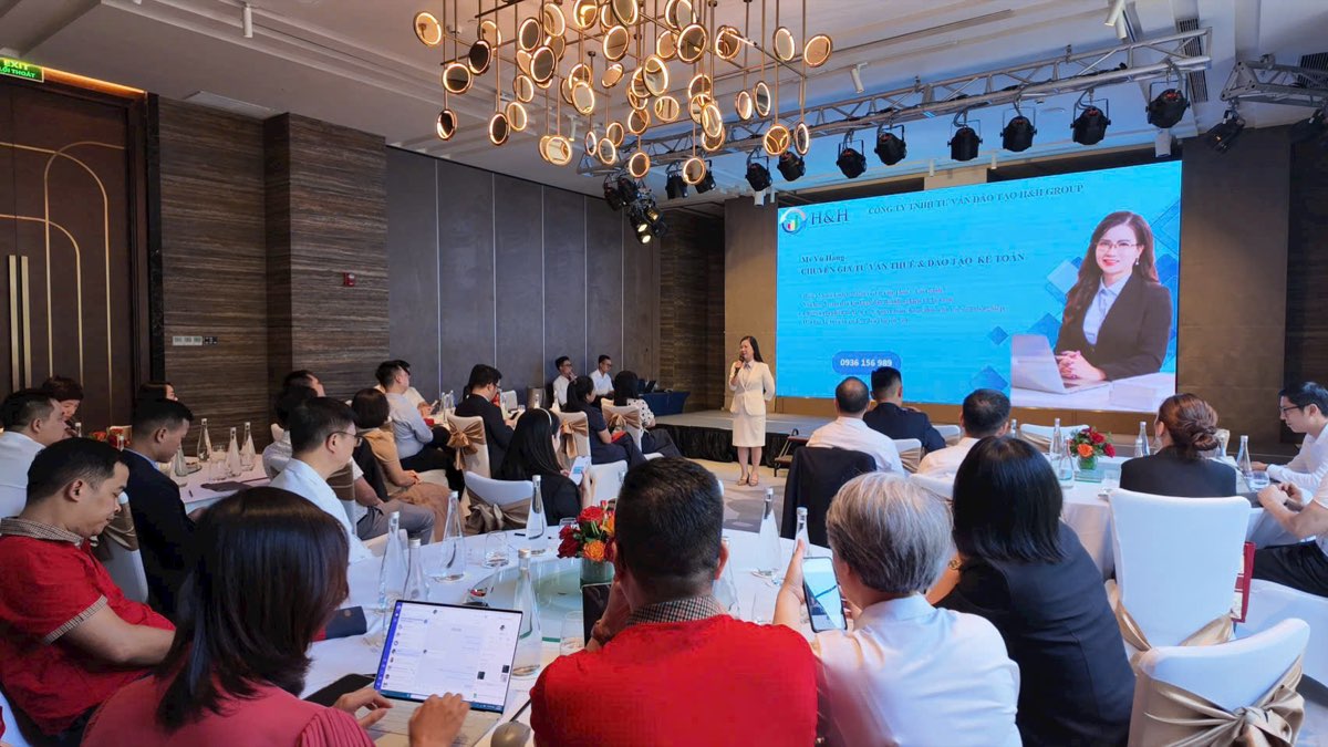 ThS. Vũ Hằng giảng dạy tại một hội thảo đào tạo kế toán
