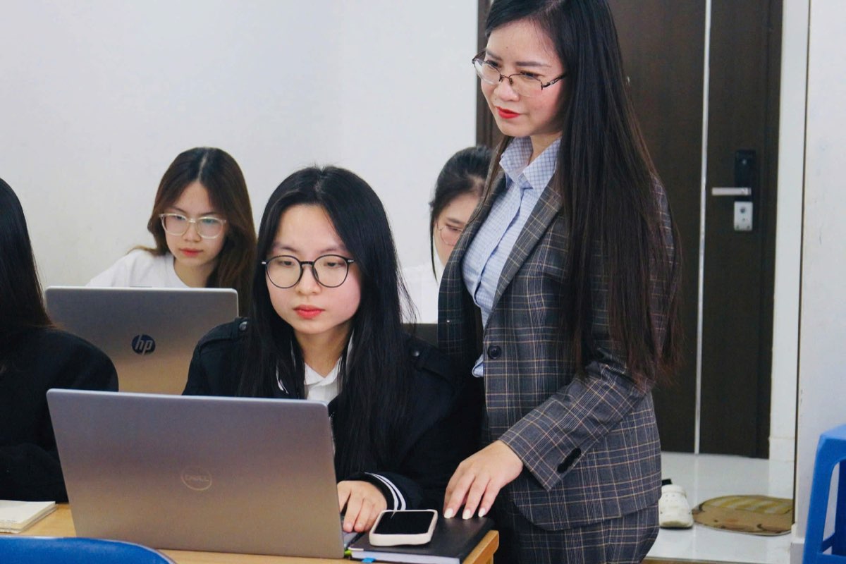 ThS. Vũ Hằng hướng dẫn học viên thực hành